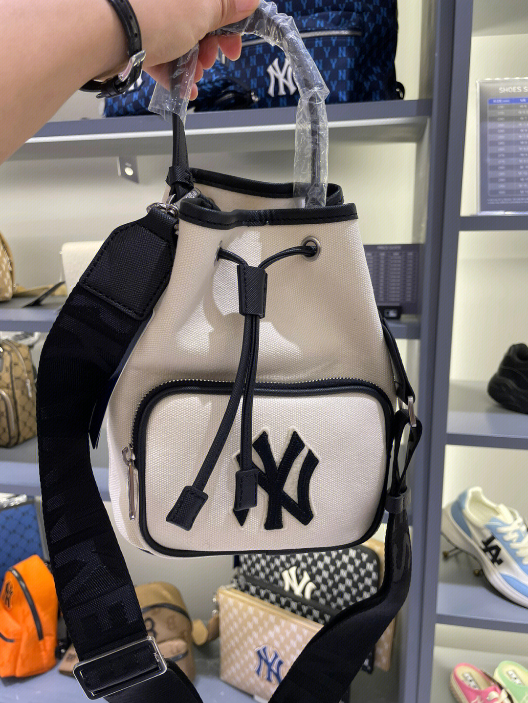 mlb水桶包最新,MLB水桶包最新，时尚潮流的标杆与变迁的见证者